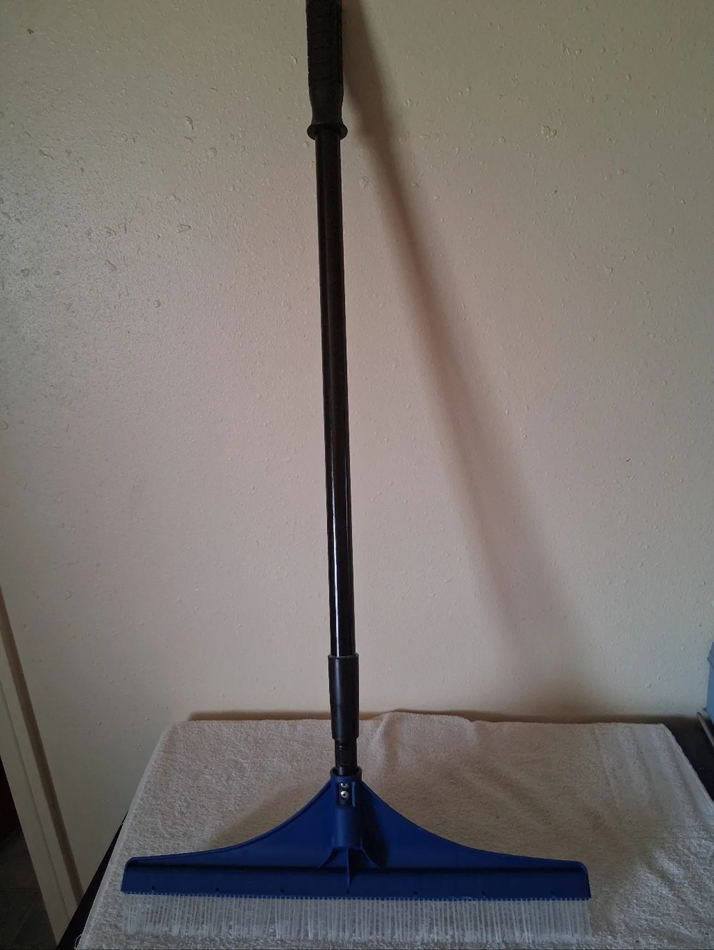 New 18" Carpet Rake 51" Telescope Handle Plastic Light Weight Black Blue Nwot - Picture 2 of 8